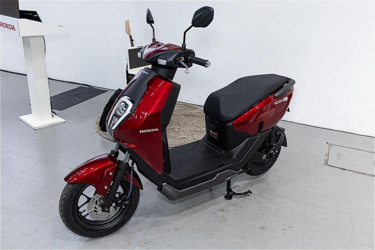 原付一種のホンダ新型電動スクーター｢アイコンe:｣（写真：三木 宏章）