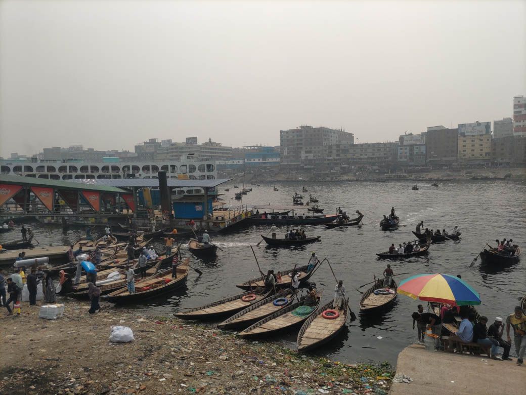 市内を流れるブリガンガ川。市民の足として小船が利用されている（筆者撮影）