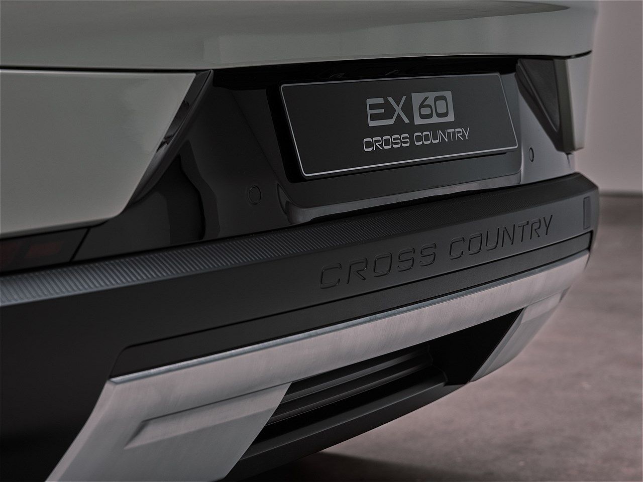 EX60と同時に発表されたボルボ「EX60クロスカントリー」（写真：ボルボ・カー・ジャパン）