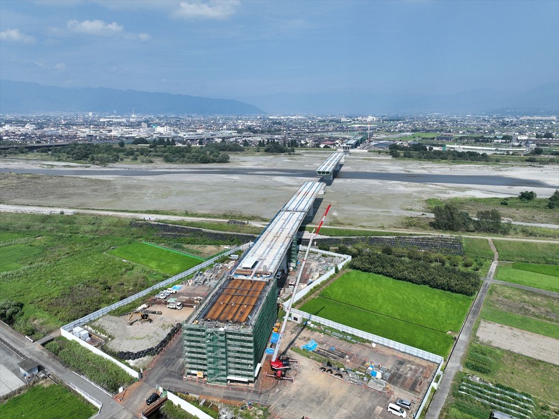 「釜無川橋梁ほか新設工事」の工事現場をドローンで空中から撮影（写真：JR東海）