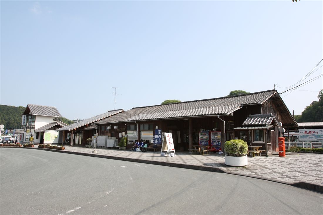 佐久間線の起点は二俣線の遠江二俣駅。第三セクター化で天竜浜名湖鉄道の天竜二俣駅に変わったが国鉄時代の木造駅舎は健在だ（筆者撮影）