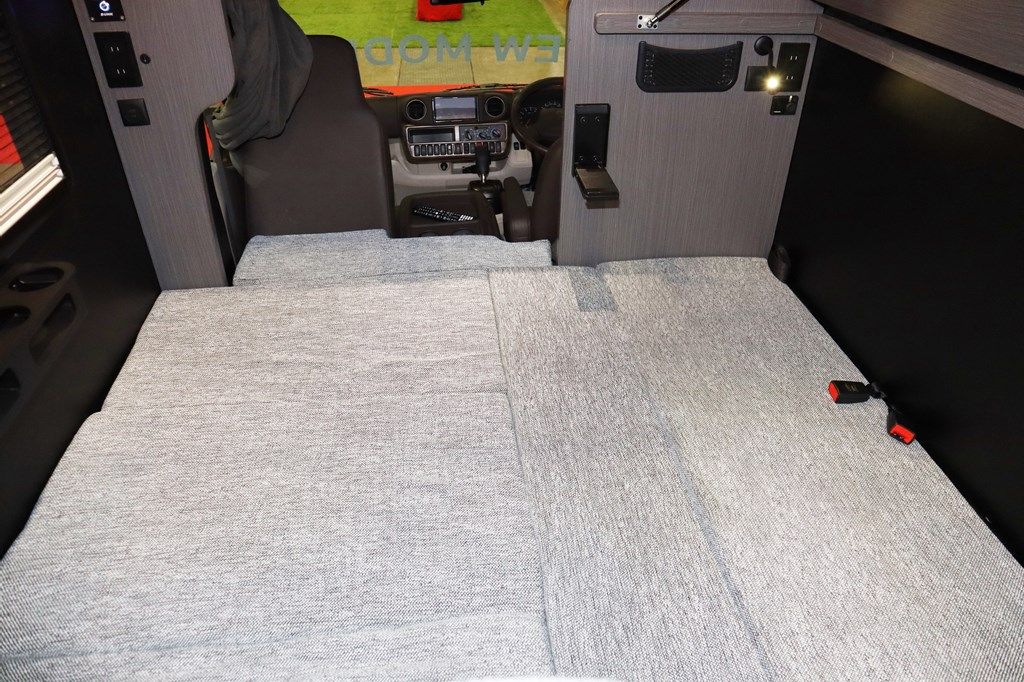 ダイレクトカーズの新作キャンピングカー「DN-75」（写真：筆者撮影）