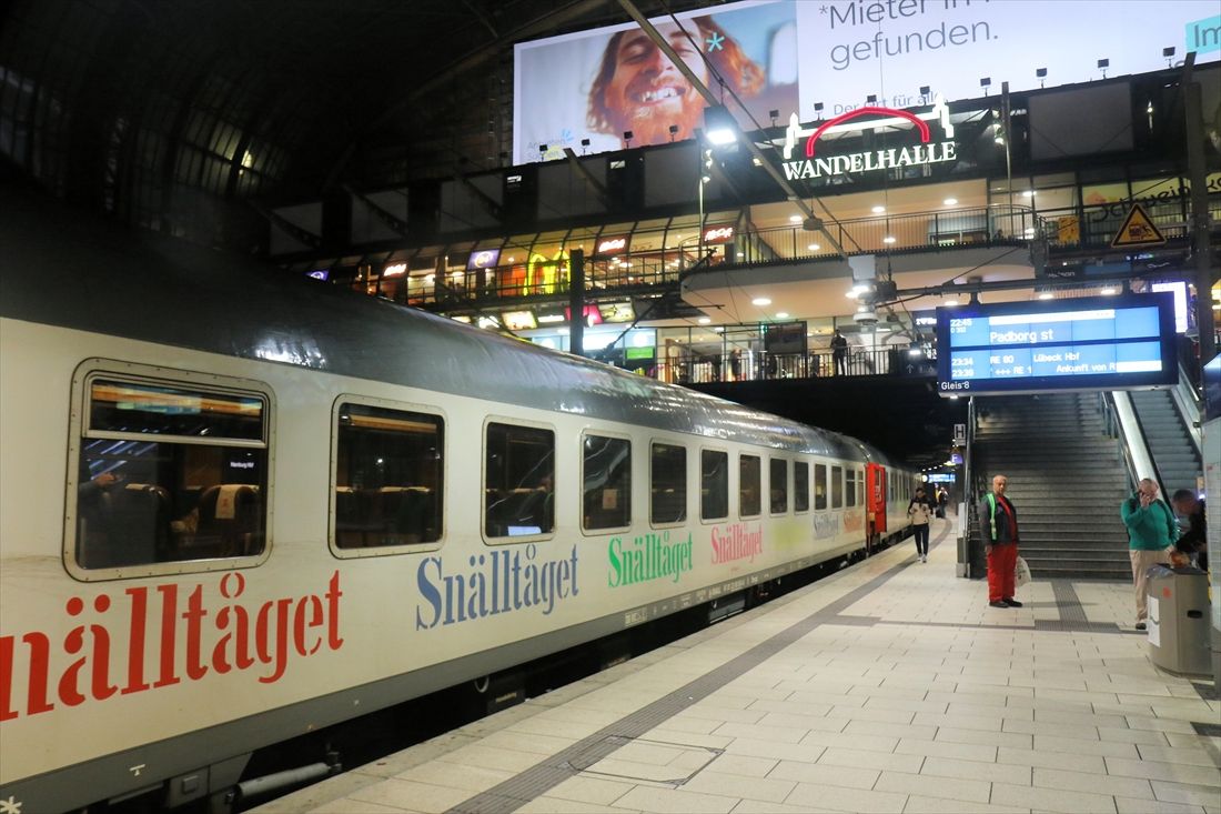 ハンブルクに停車する「スネルトーゲット」の夜行列車（撮影：橋爪智之）