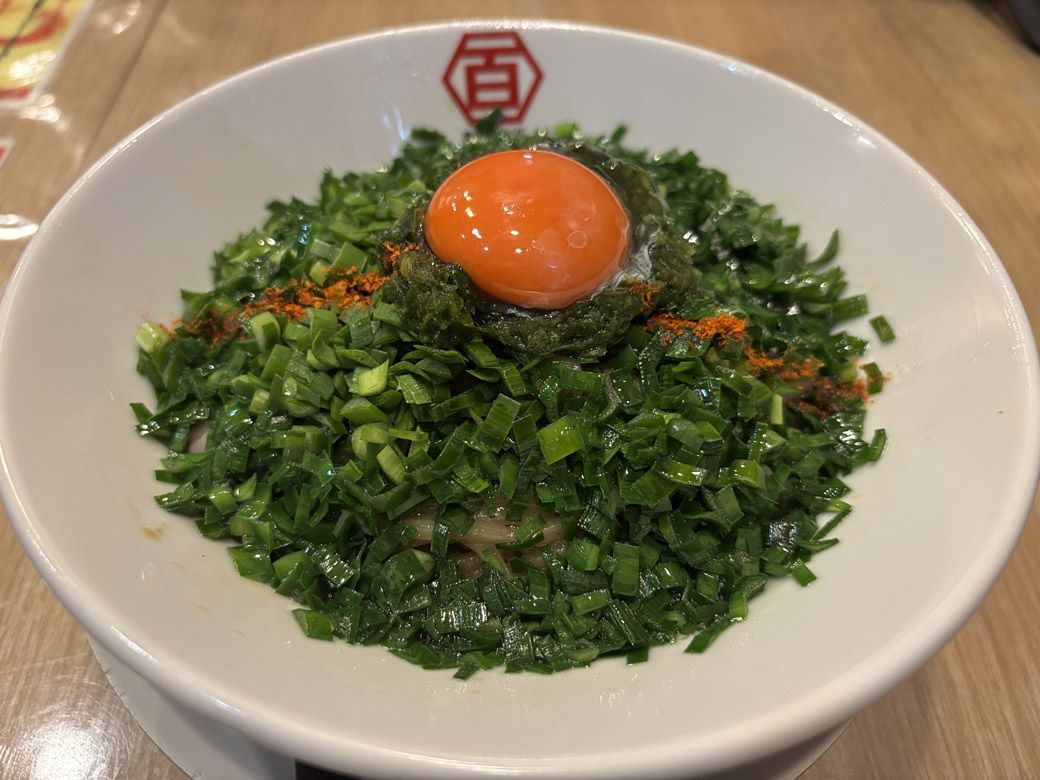 「百年本舗」で提供している「令和のニラソバ（汁なし）」（写真：筆者撮影）