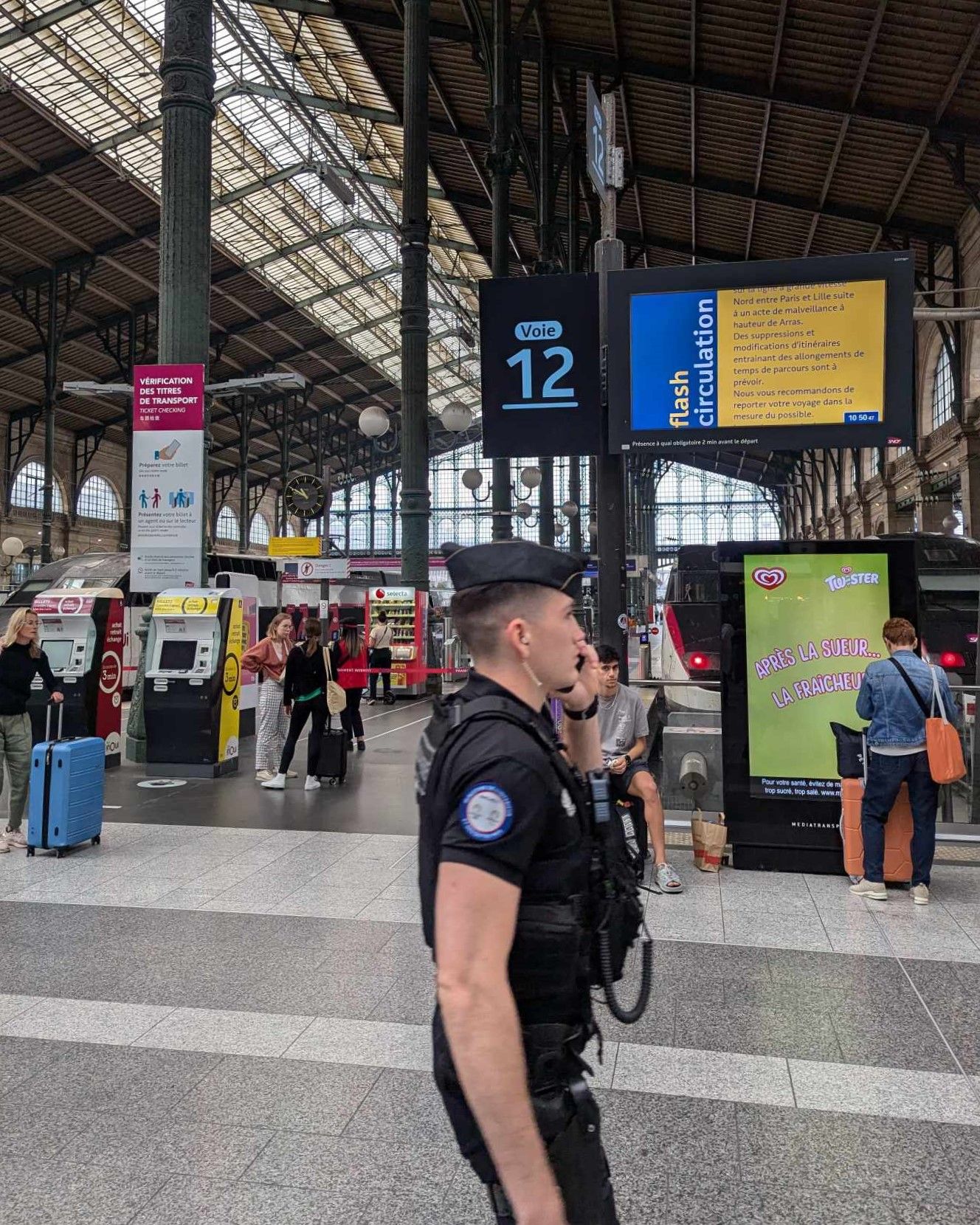 鉄道施設の破壊事件があった当日のパリ北駅。ホームに停まったままのTGVと警戒する警察官＝7月26日（写真：m_sports_suki）