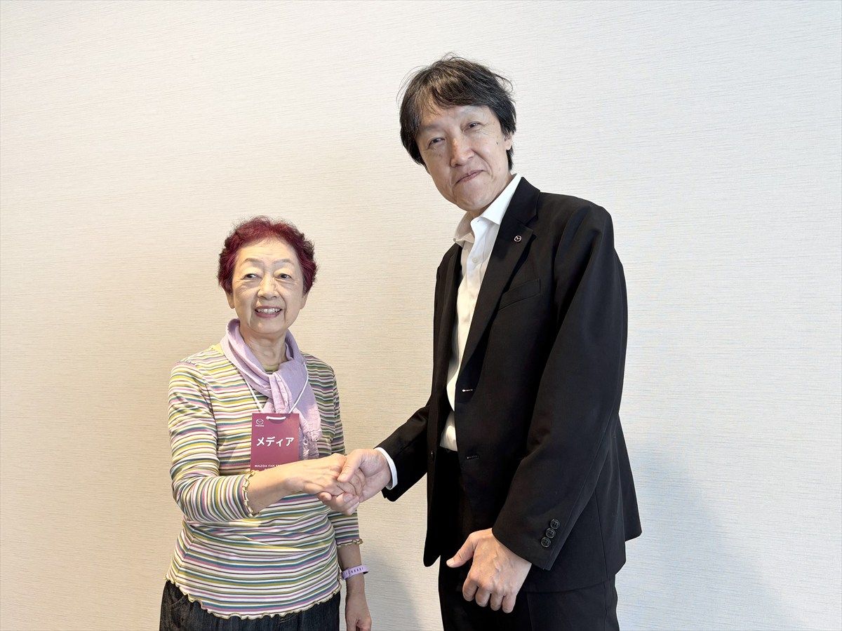 「RX-7」をマツダに譲渡した西本尚子さんとマツダの田中さん（写真：桃田健史）
