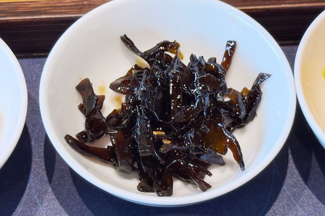 築地の老舗佃煮店、江戸一の甘口昆布の佃煮。噛むほどに旨みが溢れる（筆者撮影）