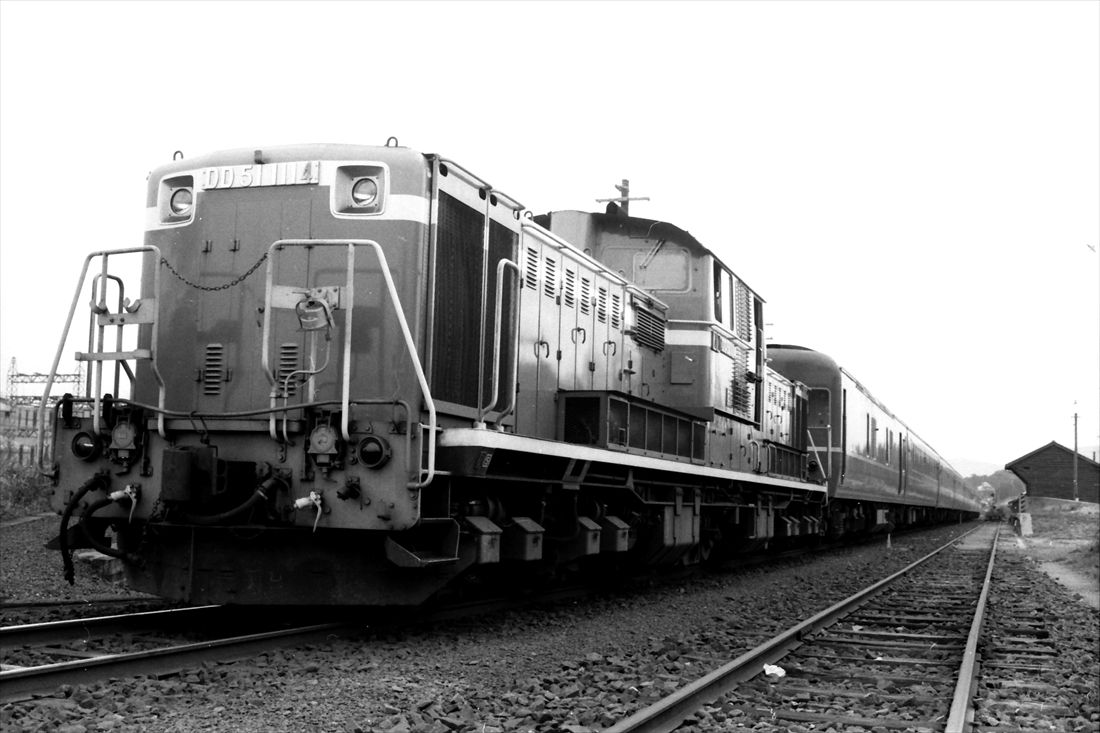 太田市駅に停車するDD51形牽引のブルートレイン「出雲」（撮影：南正時）