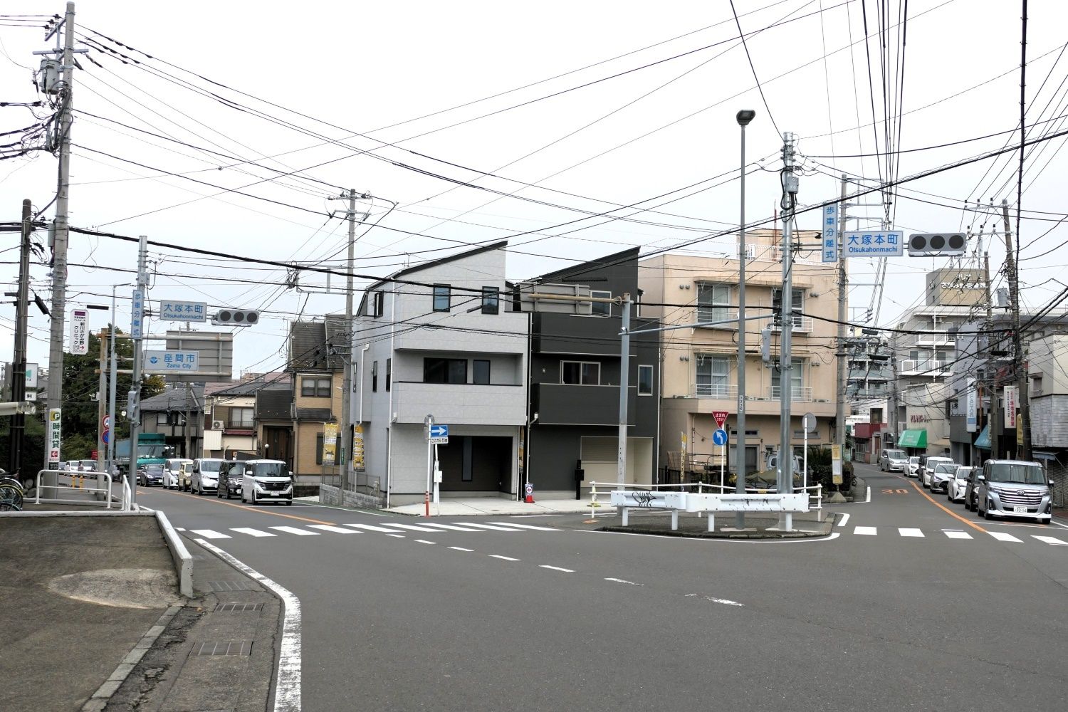 東口駅舎の近くにある交差点の名称は「大塚本町」（記者撮影）