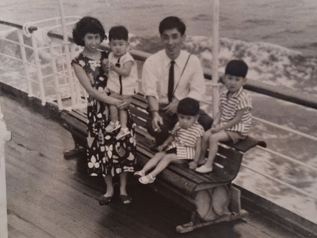 幼少期、家族5人で出かけた貴重な思い出の一枚。右が中野さん。『鉄人28号』が大好きな少年だった（写真：ジャック製菓）
