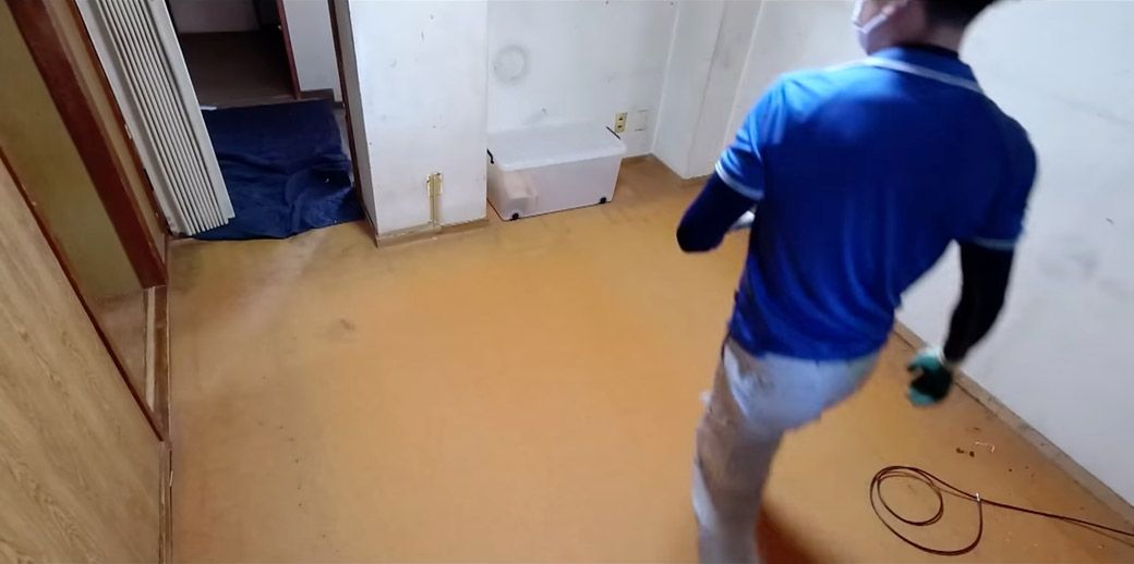 衣類が大量だった部屋もモノがなくなりスッキリ（写真：「イーブイ片付けチャンネル」より）
