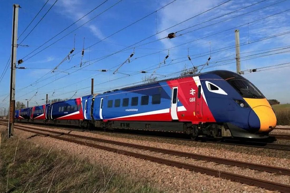 2025年にイギリス政府が発表した「グレート・ブリティッシュ・レイルウェイズ（GBR）」の車両カラーリングのイメージ（画像：Department for Transport）