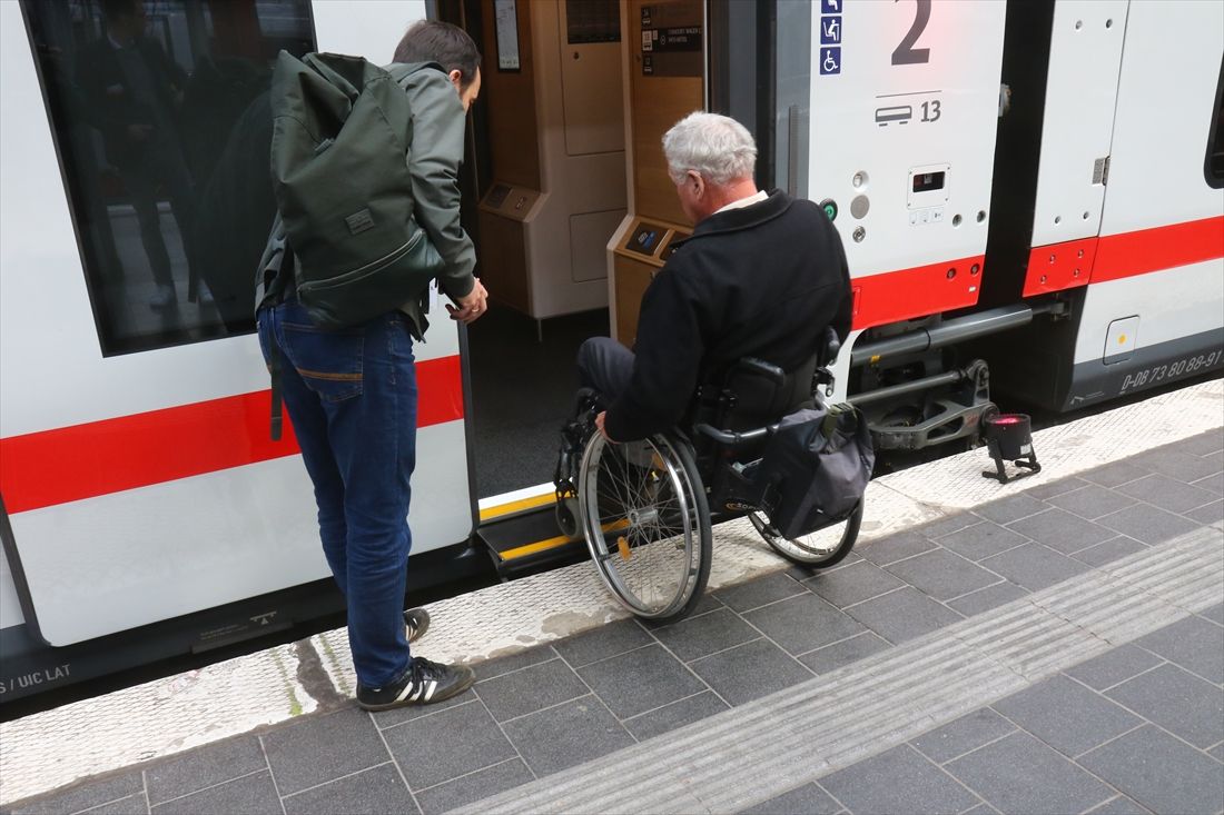 実際に車椅子で乗降のしやすさを確認（撮影：橋爪智之）