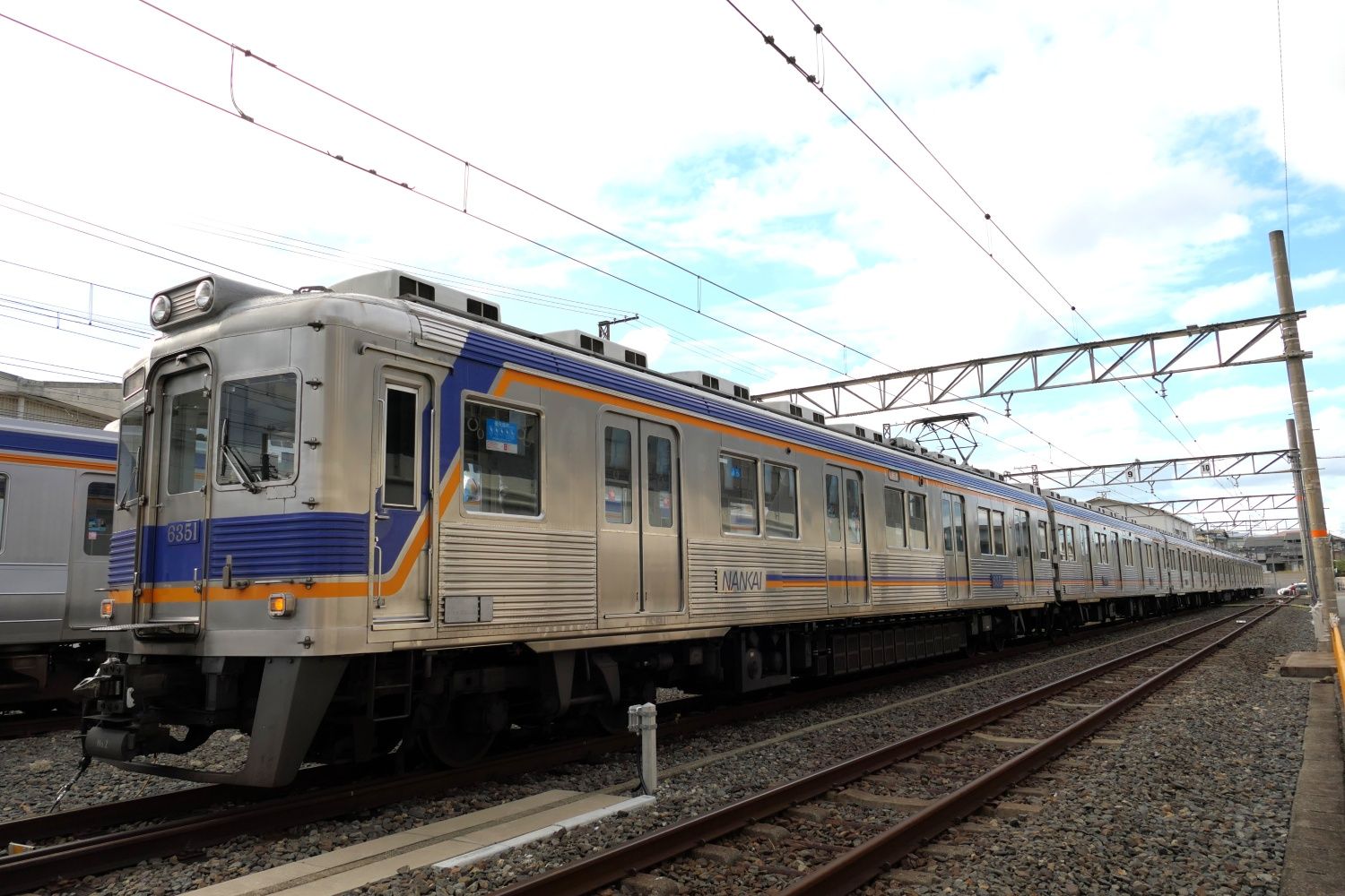 6000系に似た外観の6300系はドアが両開き式で窓の形状が違っている。もとは6100系と呼ばれ1970年に登場した（記者撮影）