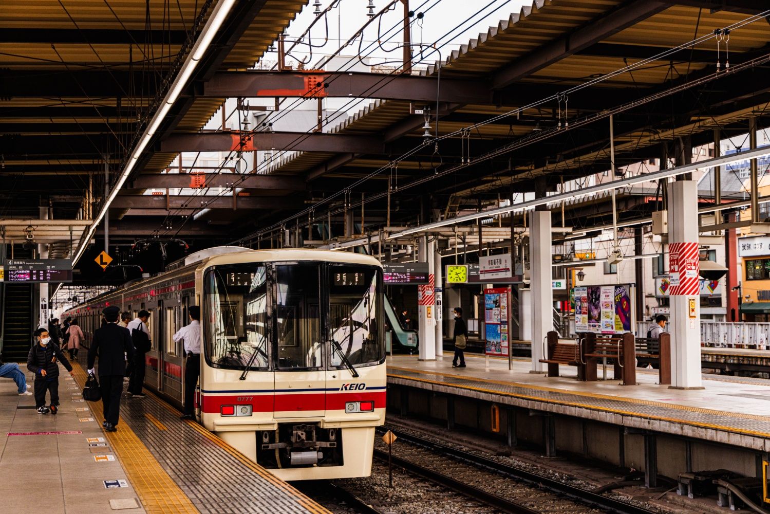  新宿行きの各駅停車が入線。高幡不動には乗務区もあり、乗務員の交代が行われている（撮影：鼠入昌史）