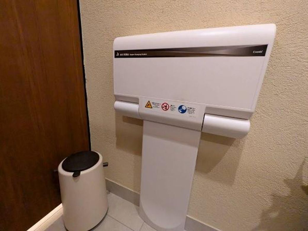 トイレにはおむつ台（筆者撮影）