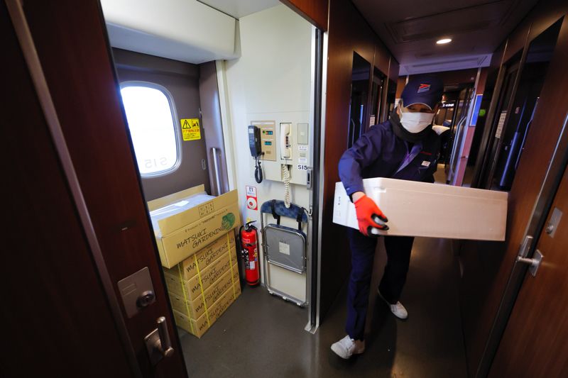 荷物は業務用室に搭載され施錠管理されるので食品でも安全性が保たれている（筆者撮影）