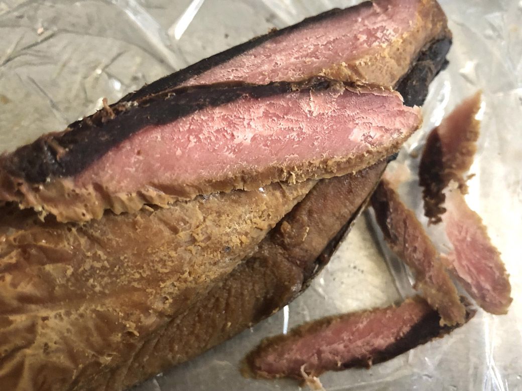 薄く切って、島らっきょうと合わせて食べるとおいしい（筆者撮影）