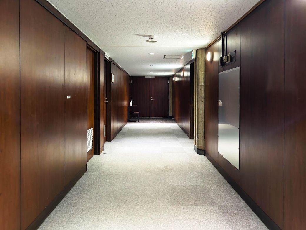 研修などを行うホール会場へ続く廊下のシックな木の壁は、当時のままだそうだ（筆者撮影）