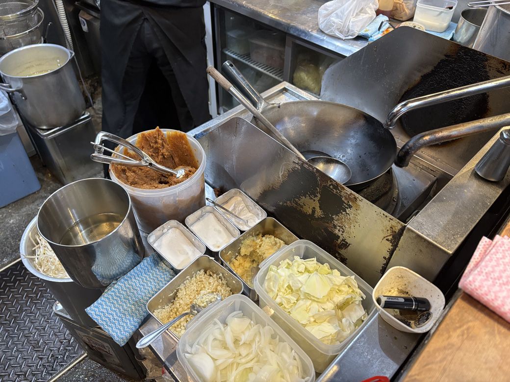 「萬馬軒」の厨房にはたっぷりの味噌が（筆者撮影）