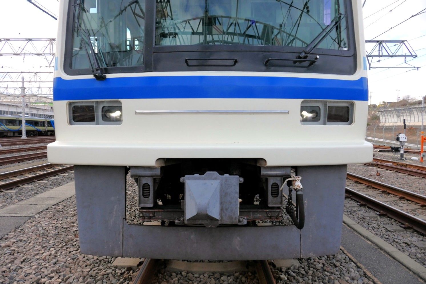 前面の下部。バンパーのような出っ張りと連結器のカバーが特徴だ（記者撮影）