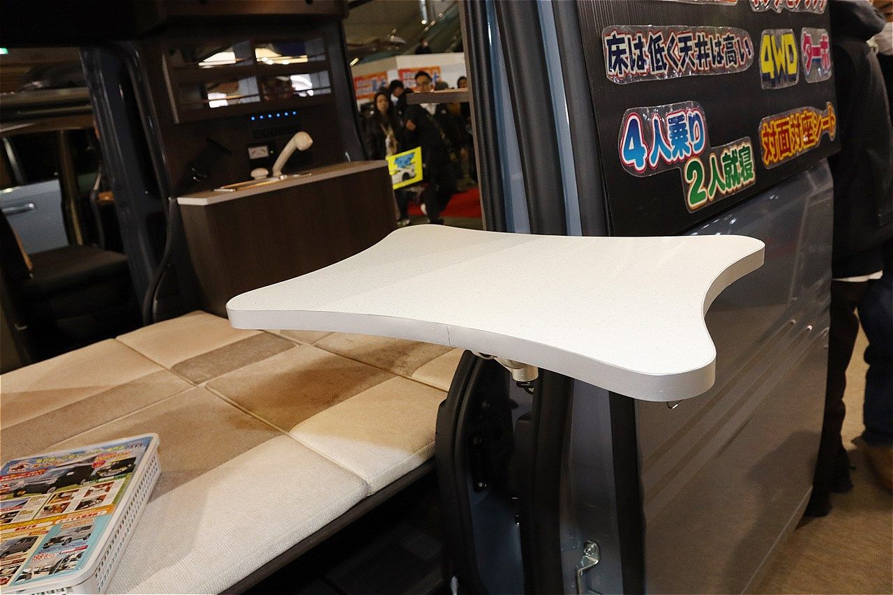 東京オートサロン2026に出展されていた、N-VANをベースにした新型の軽キャンパー「ピッコロスマイル」（写真：筆者撮影）