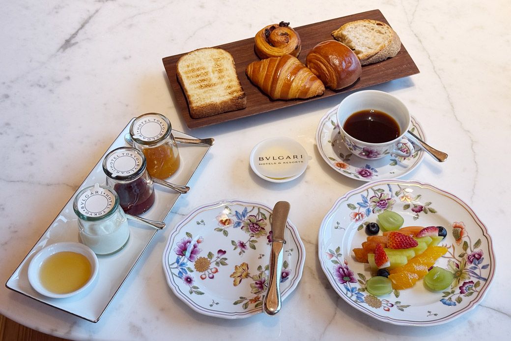 ブルガリホテル東京、アメリカンブレックファストより、ベーカリーバスケットと季節のフルーツ（写真：筆者撮影）