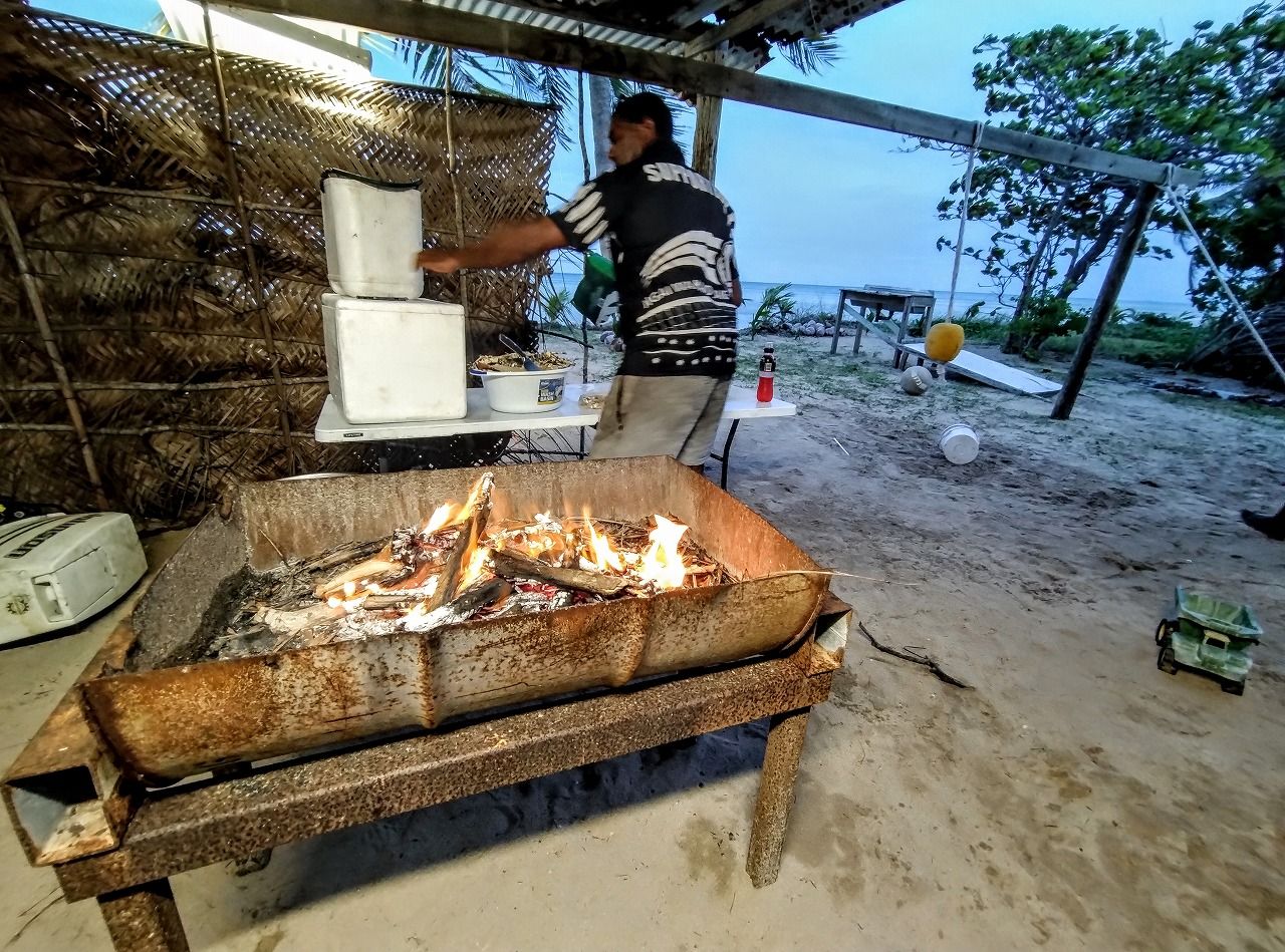 ビーチ沿いの掘っ建て小屋でバーベキューの準備（写真：筆者撮影）