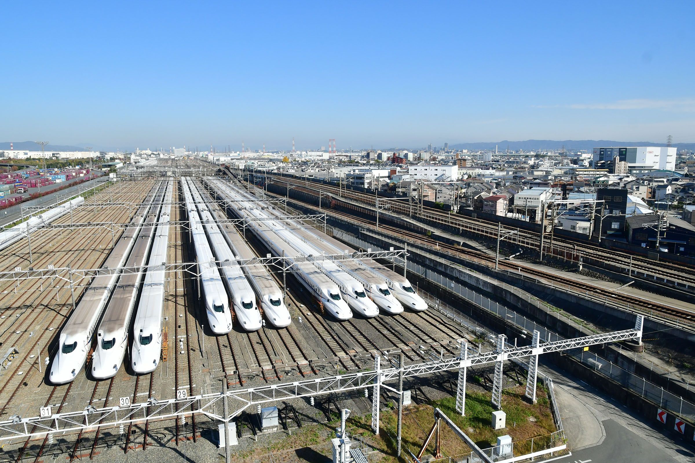 大阪モノレールの車内から見た東海道新幹線の車両基地。右側が本線（撮影：伊原薫）