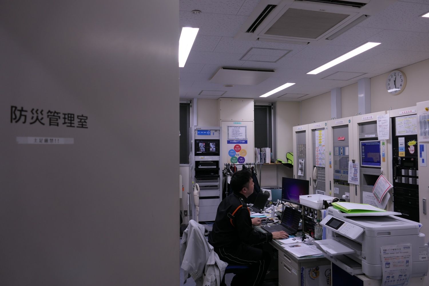 駅の安全を守る防災管理室（記者撮影）