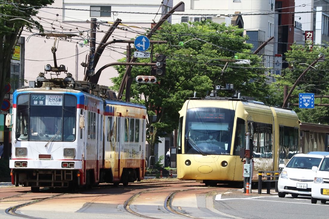 えちぜん鉄道からの乗り入れ車両は超低床車の「キーボ」（右）。770形と並んだところ（撮影：南正時）