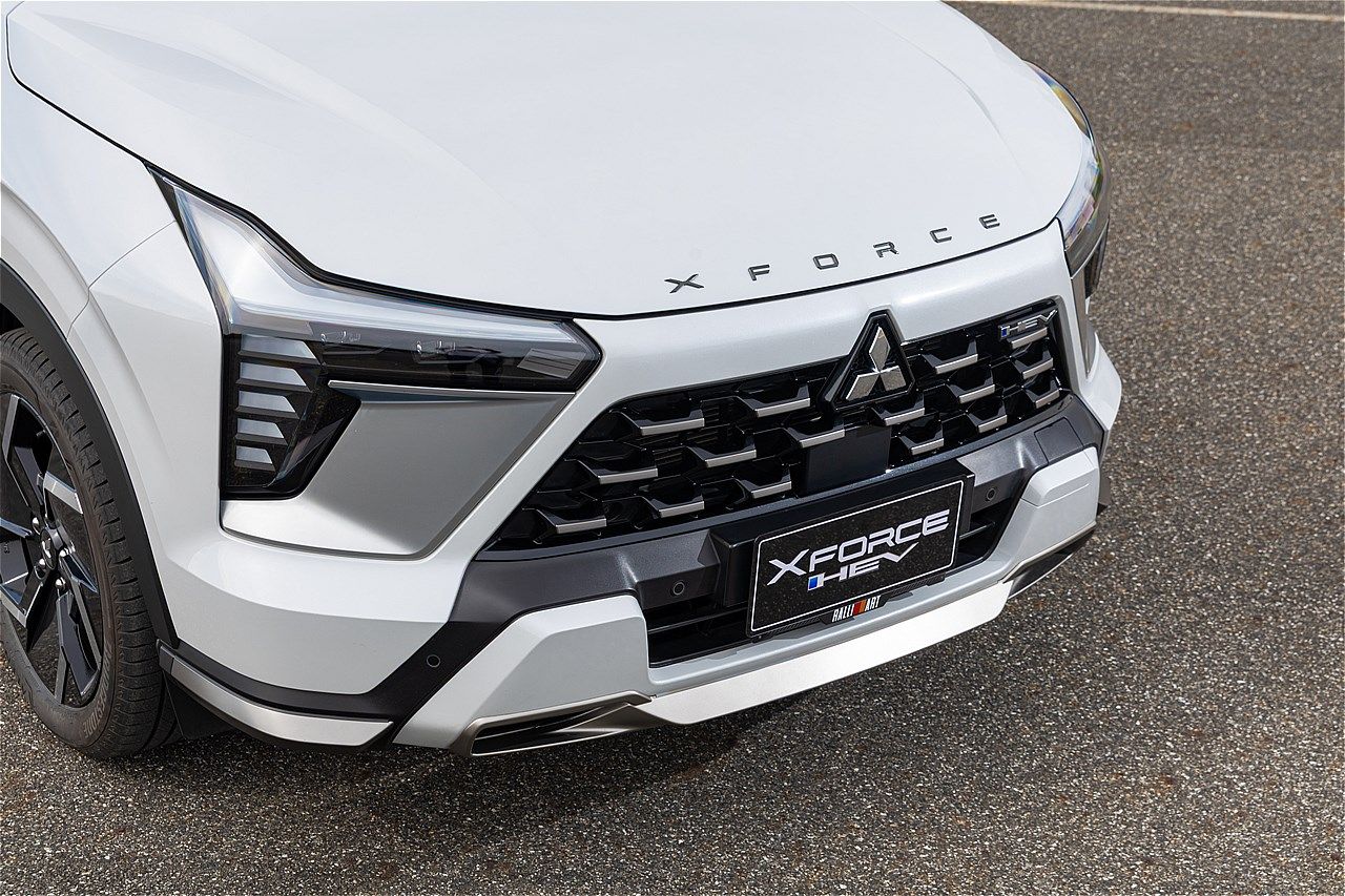 三菱の新型SUV「エクスフォースHEV」（筆者撮影）