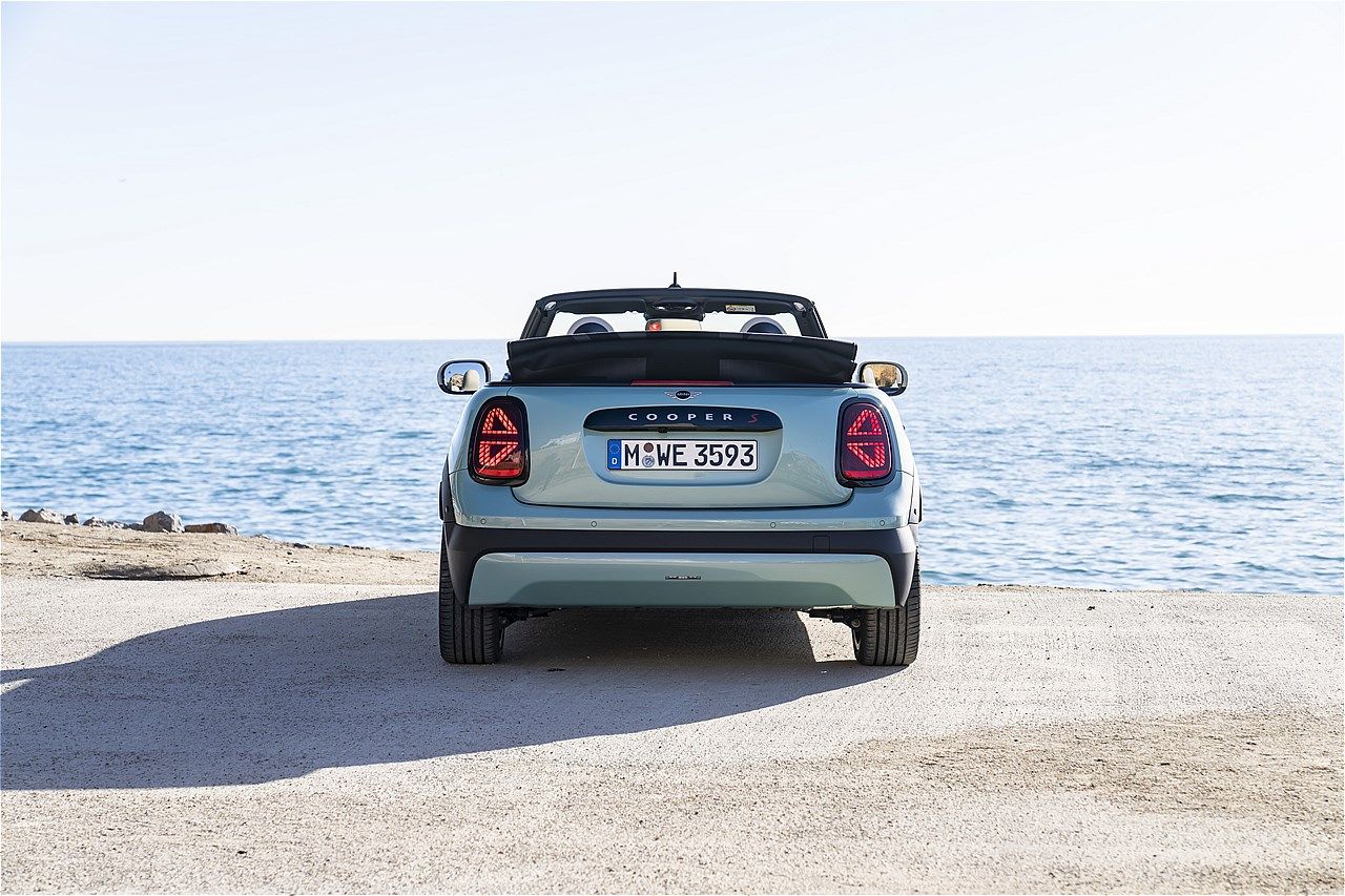 MINI（ミニ）の新型「ミニ・クーパー・コンバーチブルS」（写真：MINI）