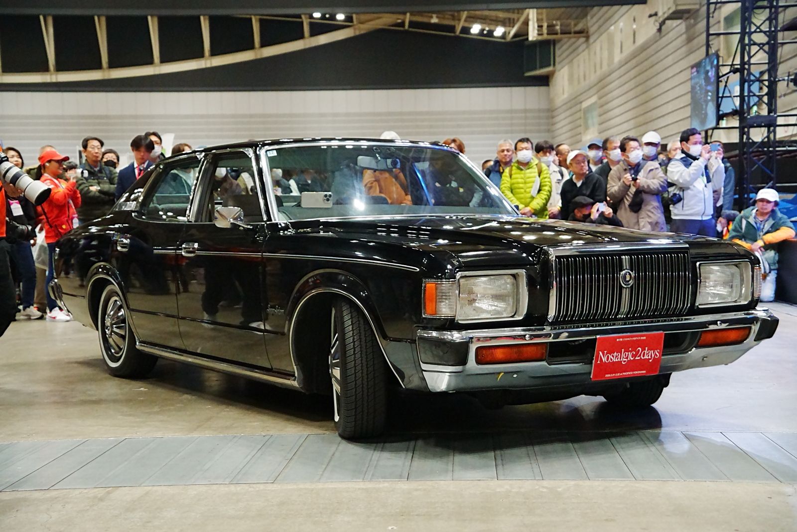 1978年式トヨタ「クラウン4ドアピラードハードトップ2000スーパーサルーンエクストラ」とオーナーの“やまだ”さん（写真：筆者撮影）