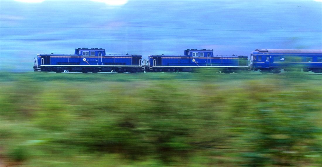 ブルートレイン「北斗星」を牽引して快走する、青に金帯の「北斗星色」のDD51形重連（撮影：南正時）