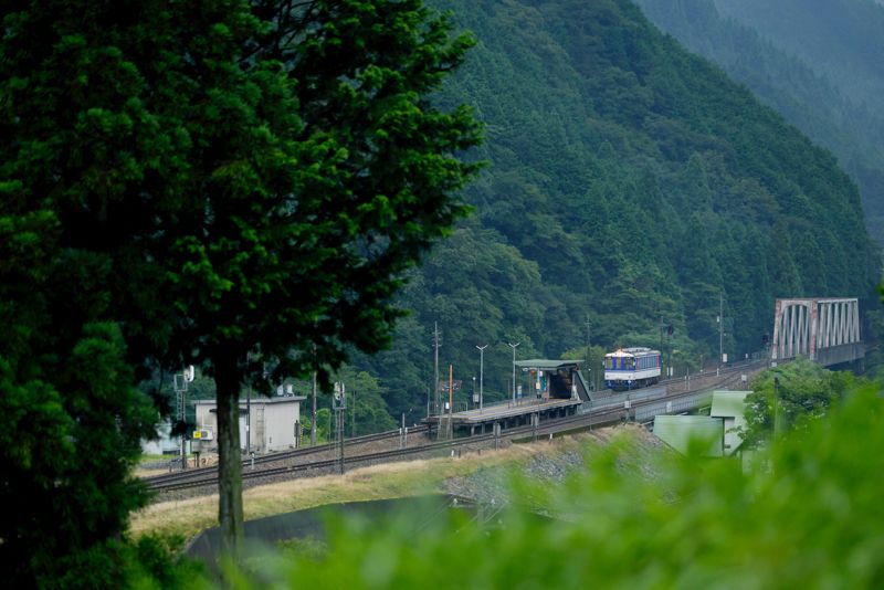 山深いあわくら温泉駅に到着する智頭急行線。同村にJR線の駅はないが、鳥取方面と大阪・岡山に直通する特急列車が通過する（写真：村上悠太）