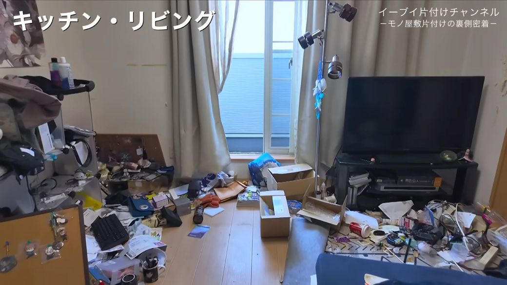 こちらにも趣味のモノが多い（画像：「イーブイ片付けチャンネル」より）