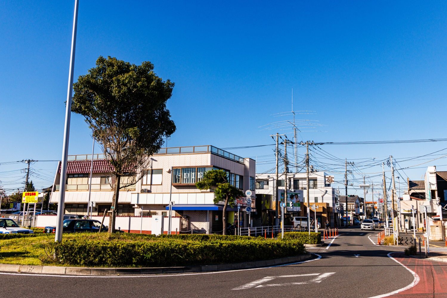 川間駅北口。ゴルフ場などのほか、西武台千葉中学校・高等学校もこちら側（撮影：鼠入昌史）