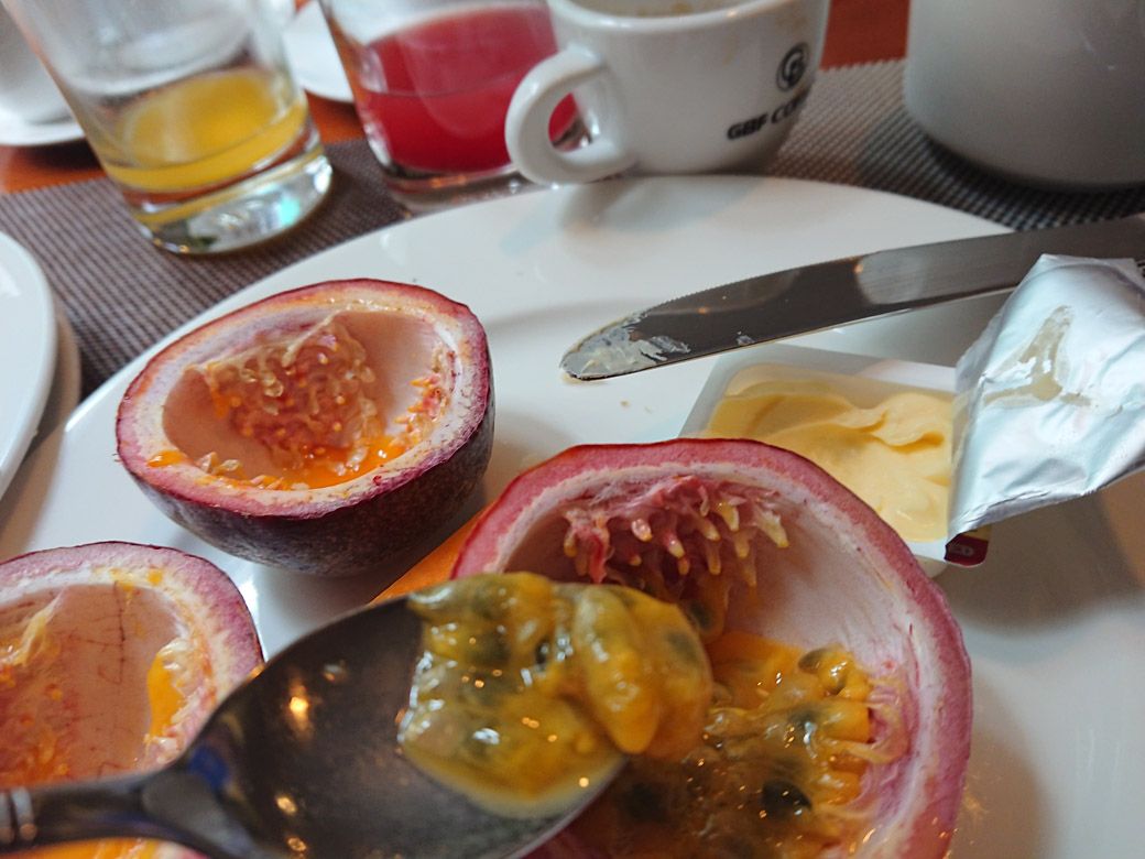 インドネシアやベトナムなど、東南アジアでよく見かけるカエルの卵、ではなくパッションフルーツ（写真：筆者撮影）