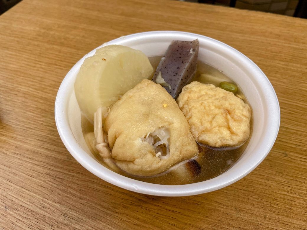 「佃忠」のおでん。あっさりだがだしの風味が効いていて美味い（筆者撮影）