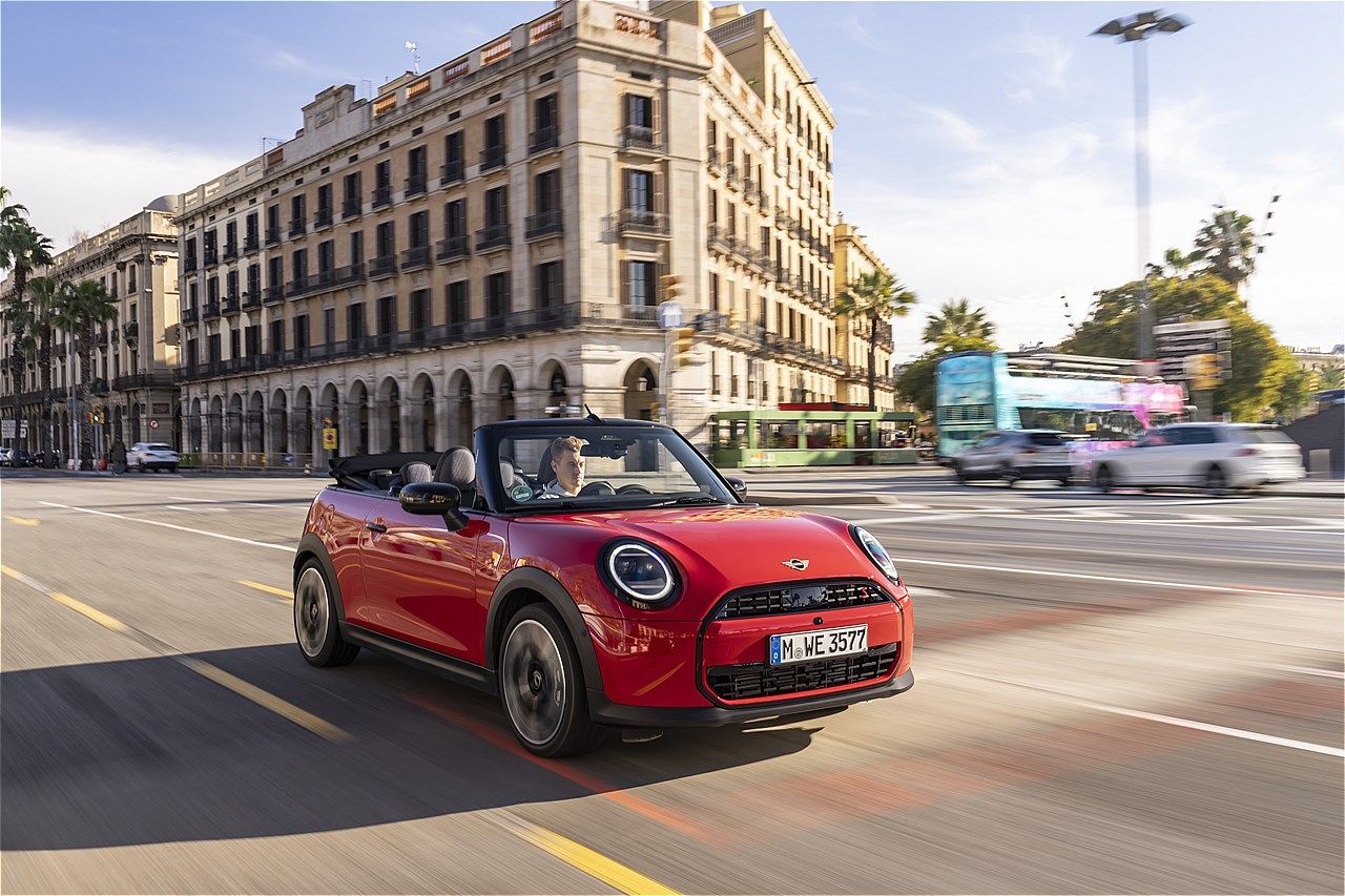 MINI（ミニ）の新型「ミニ・クーパー・コンバーチブルS」（写真：MINI）