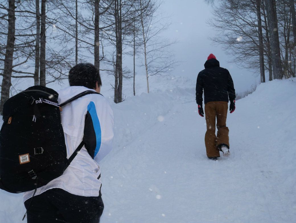 雪山のゲレンデでYONEXのウィンドブレーカーを着る筆者。さすがに真冬では無理だが、春スノボではYONEXのウィンドブレーカーを着て、雪山を滑ることも多々ある（筆者撮影）