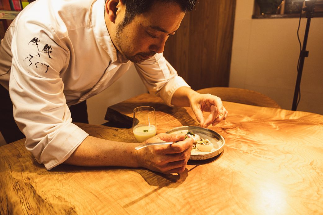 前菜と現場オペレーションを担当する和食の料理人、清水研羊さん。前菜では日本料理の象徴である出汁を使いながらも、イタリアンを意識したり多国籍にしたり、和洋折衷で日々新しいメニューを提案している（写真提供：とんかつ乃ぐち）