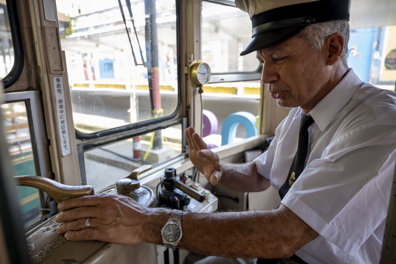 車内の隅々を案内してくれたドゥアルテ運転士（写真：筆者撮影）