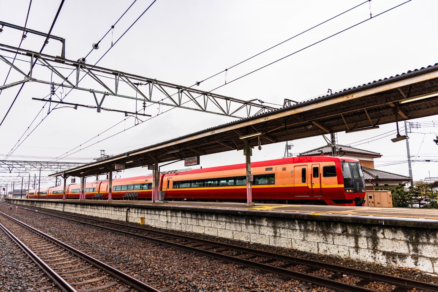 東武金崎駅の下り通過線を通り過ぎてゆくJRから直通する特急列車（撮影：鼠入昌史）