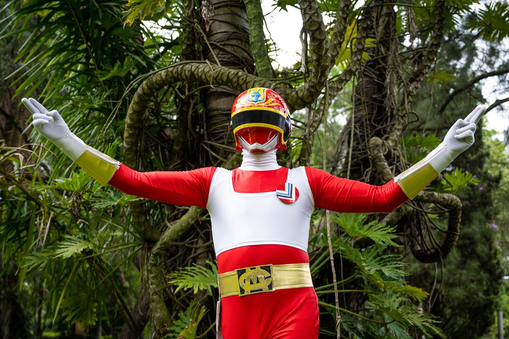 チェンジドラゴンのコスプレをしてポーズを決めるダニー・ツルギさん（写真：筆者撮影）