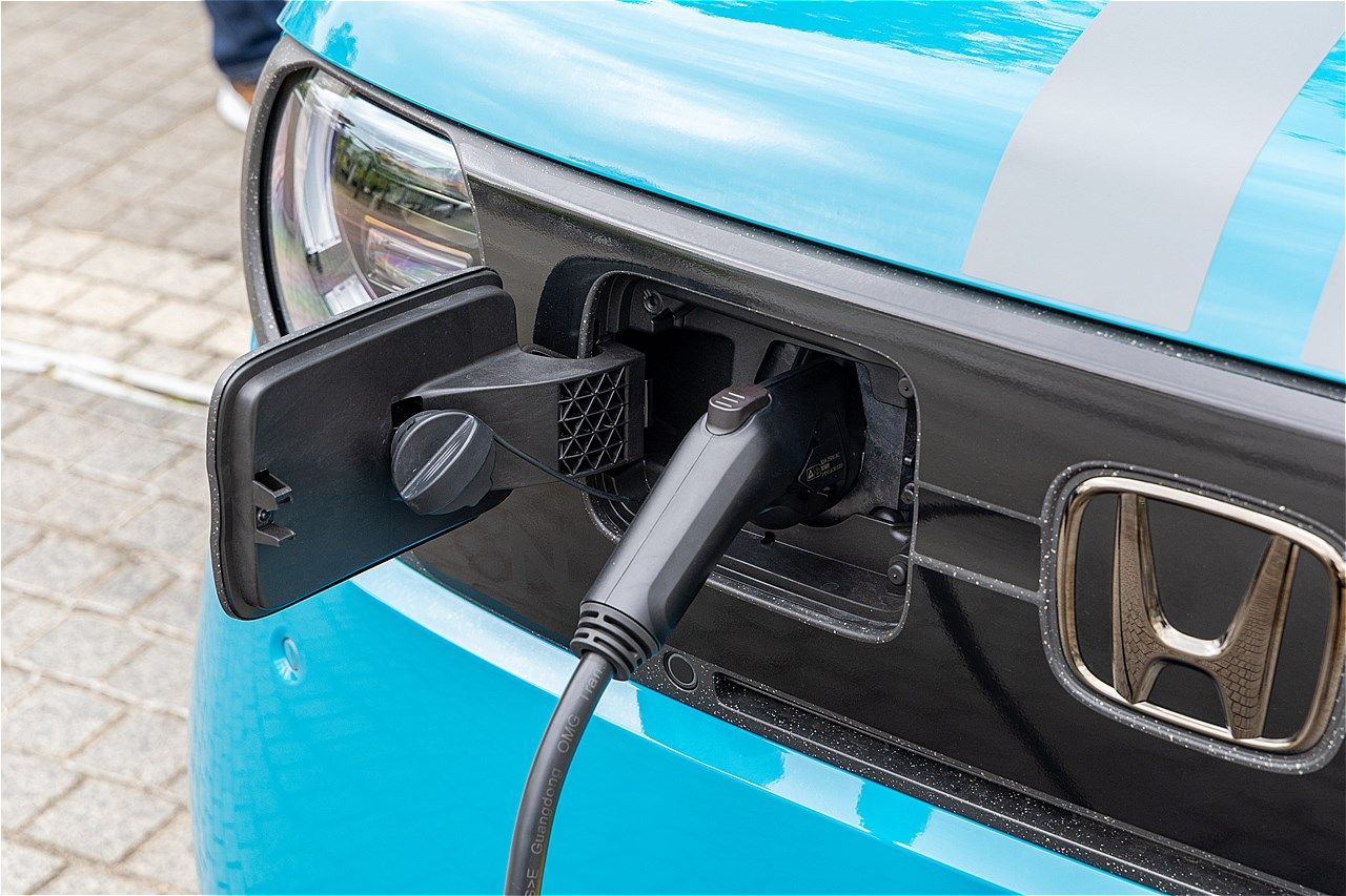 純正アクセサリーを手がけるホンダアクセスが展開するアイテムと、それらを装着したホンダ「N-ONE e:」（写真：三木 宏章）