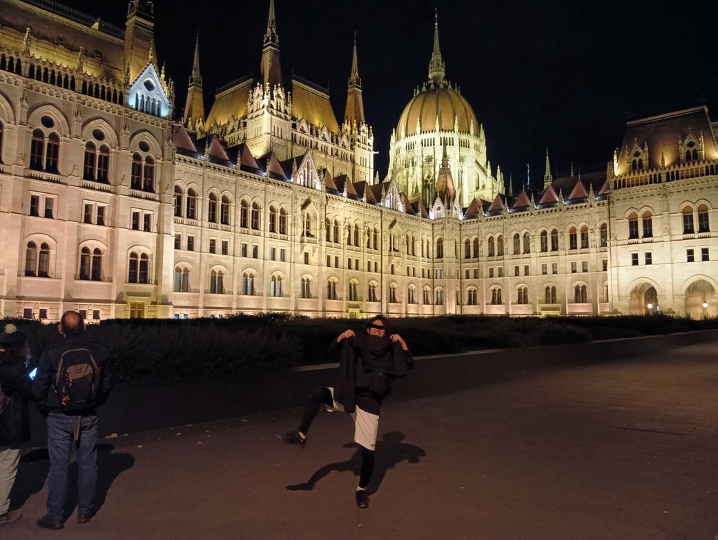 XShelterを持ってはしゃぐ筆者（筆者撮影）