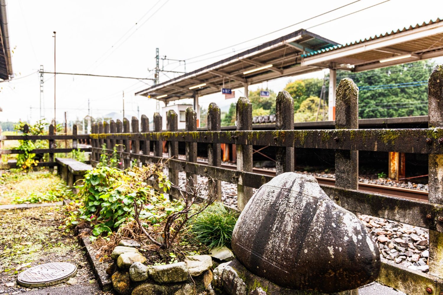 板荷駅の改札を入ると、ちょっとした中庭スペースも。ここからも歴史を感じる（撮影：鼠入昌史）