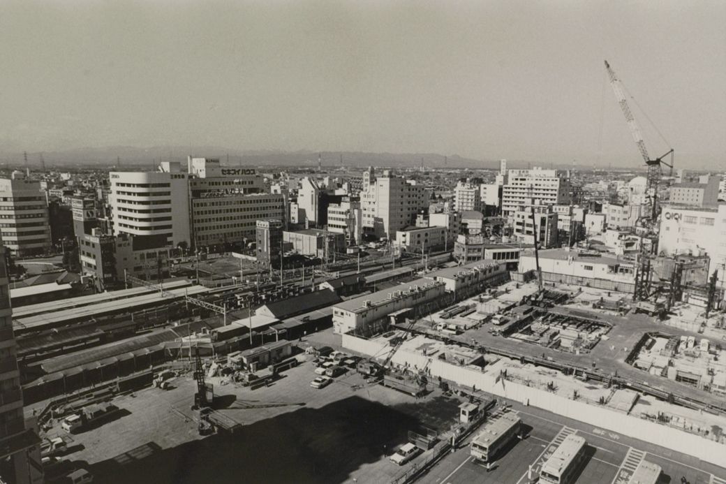 川越駅東口再開発(手前)（写真：1989年02月13日、高橋孫一郎撮影）